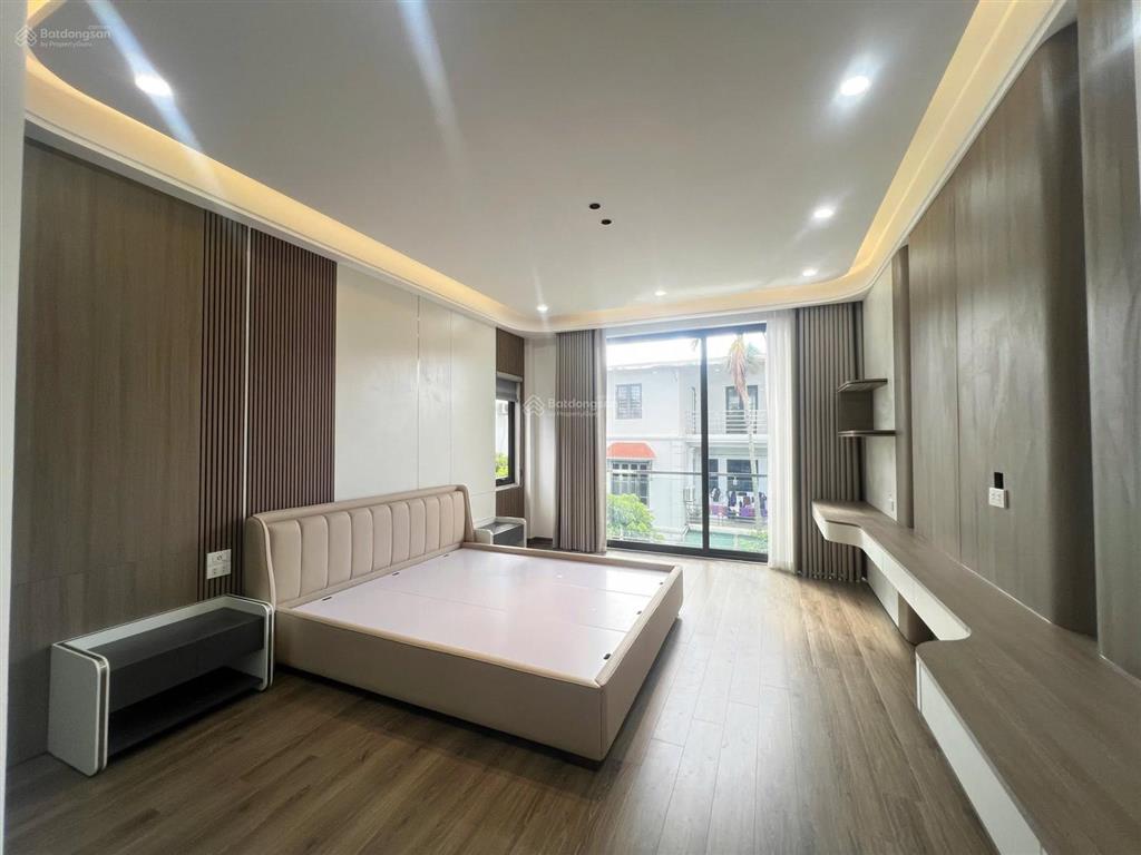 Bán nhà phường long biên sổ đủ 83,5m2 xây 6 tầng thang máy ô tô vào. bán gấp 10,6 tỷ còn tl sâu