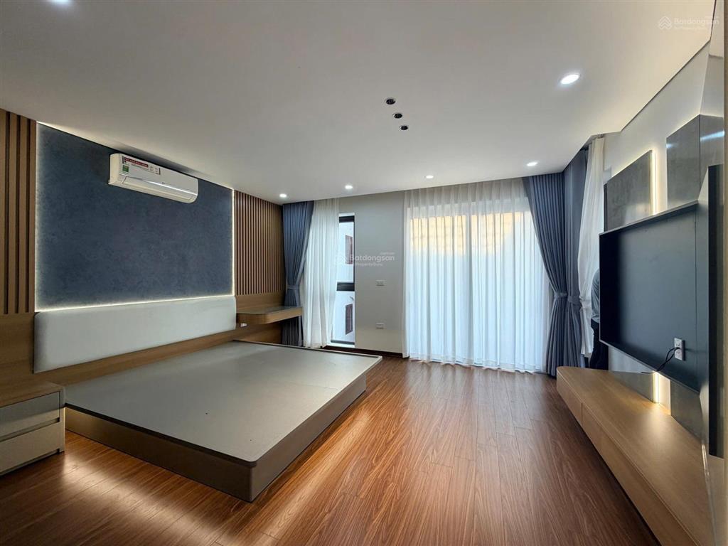 Hạ sâu bán gấp nhà ngã tư cổ linh hơn 8 tỷ nhà 50m 6 tầng thang máy ô tô 5 chỗ vào