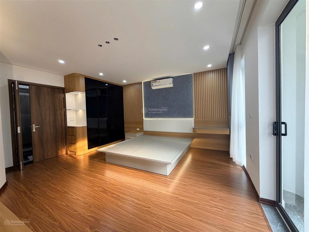 Hạ sâu bán gấp nhà ngã tư cổ linh hơn 8 tỷ nhà 50m 6 tầng thang máy ô tô 5 chỗ vào