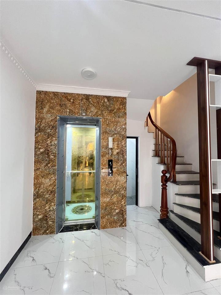 Bán nhà bát khối trong đê 32m 5t thang máy, ngõ trước nhà 3m chỉ 5.9 tỷ . cam kết không quy hoạch