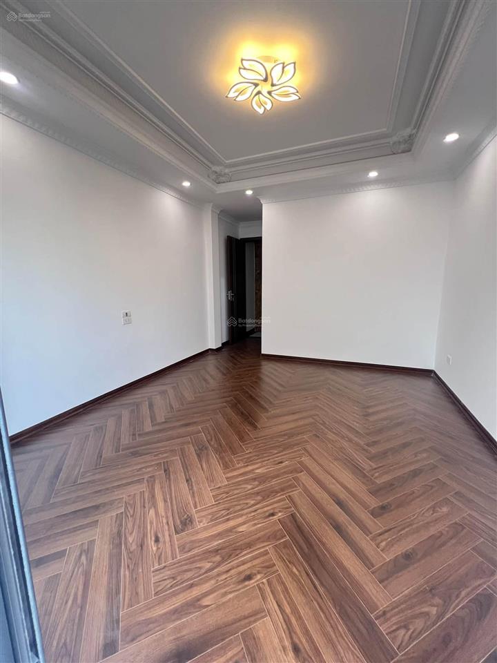 Bán nhà bát khối trong đê 32m 5t thang máy, ngõ trước nhà 3m chỉ 5.9 tỷ . cam kết không quy hoạch
