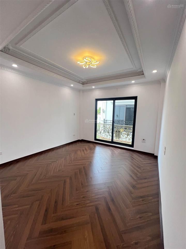 Bán nhà bát khối trong đê 32m 5t thang máy, ngõ trước nhà 3m chỉ 5.9 tỷ . cam kết không quy hoạch