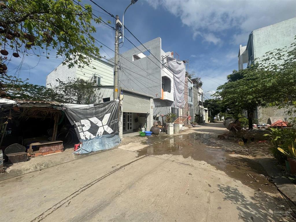 Bán lô đất giá tốt , 2,85 tỷ / 50m2 , ngay đối diện chợ long phước  ký túc xá đại học luật