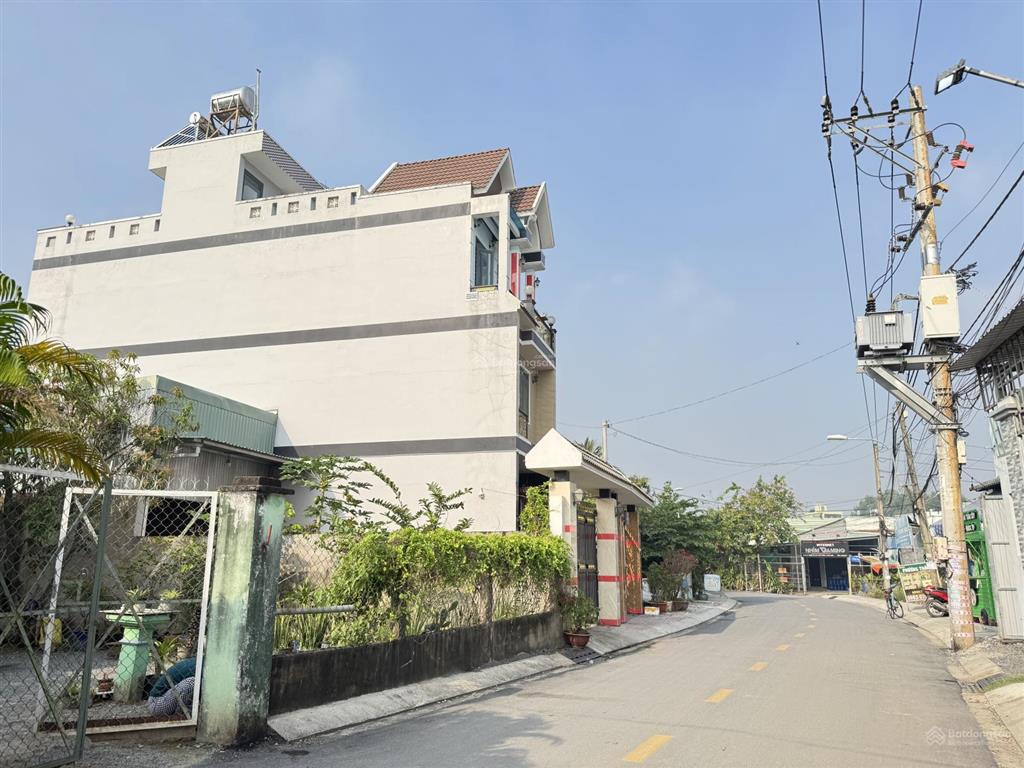 Bán lô góc 2 mt kinh doanh, sát bên chợ long phước cách vinhomes chỉ 5 phút lái xe