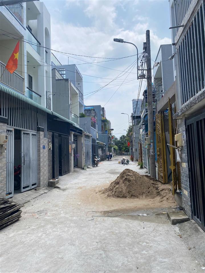 Bán nhà 1 trệt 2 lầu sát bên vinhomes. giá chỉ 4,8 tỷ
