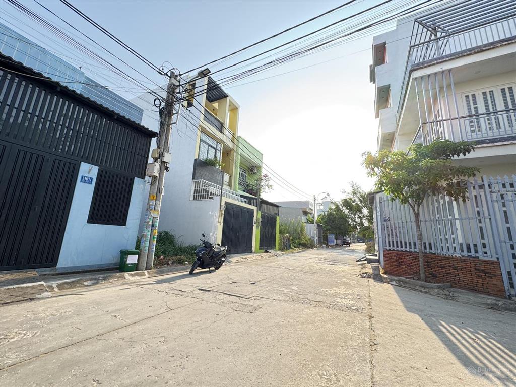 Bán lô đất ngay ký túc xá đại học luật, đối diện chợ long phước, sát bên ubnd phường long phước