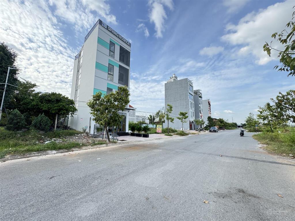 Bán lô đất đẹp thích hợp xây căn hộ dịch vụ  mt đường 1agần vinhomesvđ3. 120m2 đường nhựa 20m