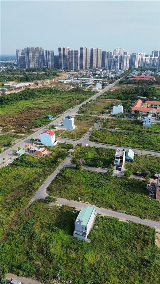 Bán lô đất đẹp thích hợp xây căn hộ dịch vụ  mt đường 1agần vinhomesvđ3. 120m2 đường nhựa 20m