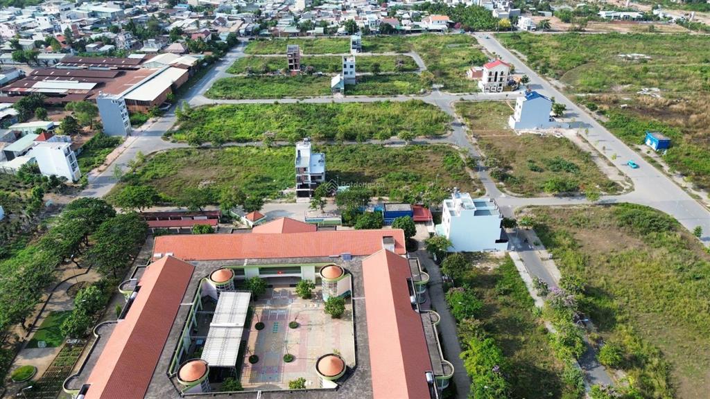 Bán lô đất đẹp thích hợp xây căn hộ dịch vụ  mt đường 1agần vinhomesvđ3. 120m2 đường nhựa 20m