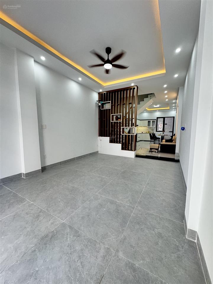 Bán gấp căn nhà mới xây. 1 trệt 2 lầu 1 tum sân thượng trước và sau. ngay ngã 3 lò lu, nguyễn xiển