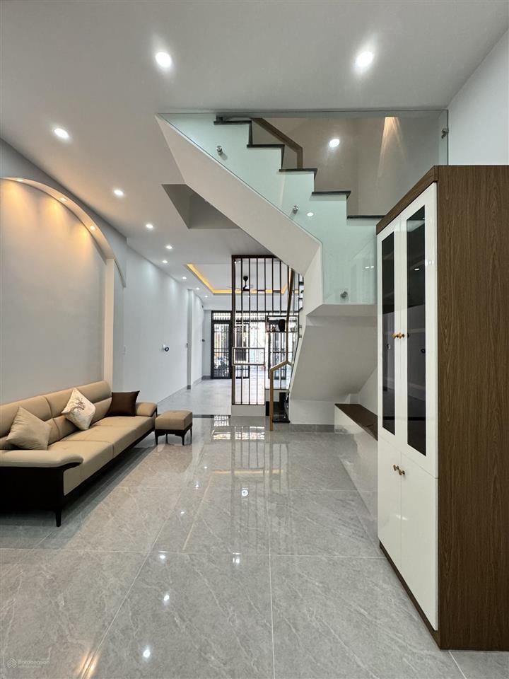Bán gấp căn nhà mới xây. 1 trệt 2 lầu 1 tum sân thượng trước và sau. ngay ngã 3 lò lu, nguyễn xiển