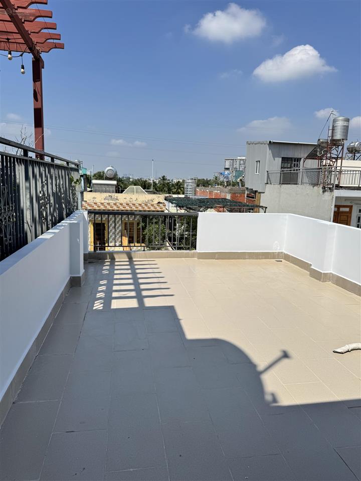 Bán gấp căn nhà mới xây. 1 trệt 2 lầu 1 tum sân thượng trước và sau. ngay ngã 3 lò lu, nguyễn xiển