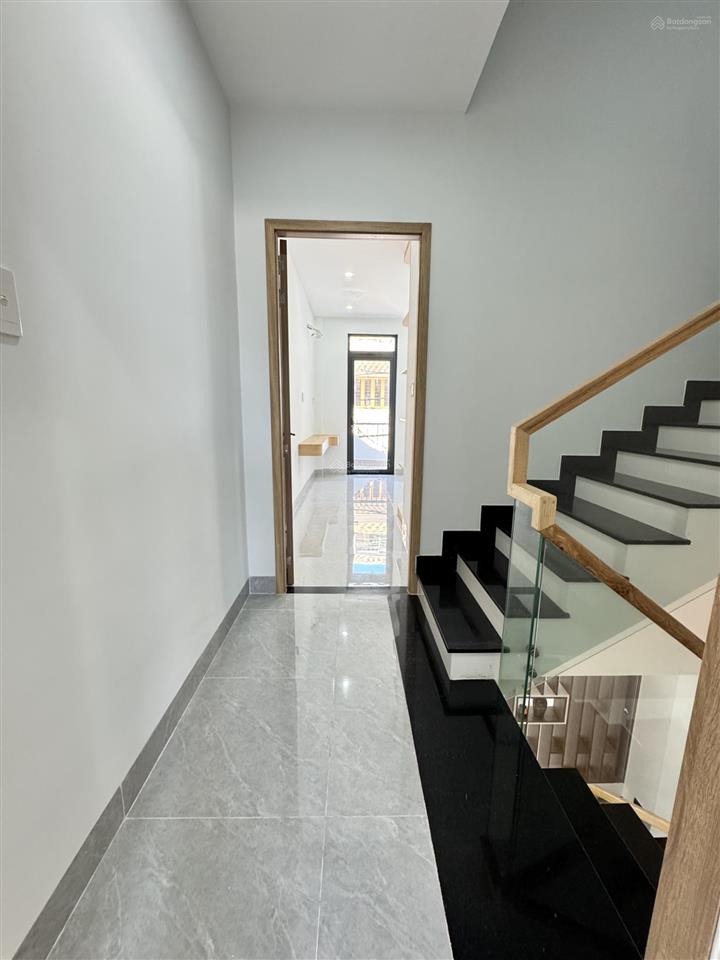 Bán gấp căn nhà mới xây. 1 trệt 2 lầu 1 tum sân thượng trước và sau. ngay ngã 3 lò lu, nguyễn xiển