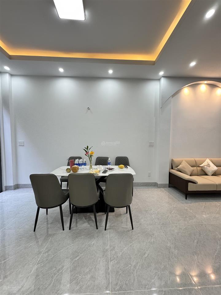 Bán gấp căn nhà mới xây. 1 trệt 2 lầu 1 tum sân thượng trước và sau. ngay ngã 3 lò lu, nguyễn xiển