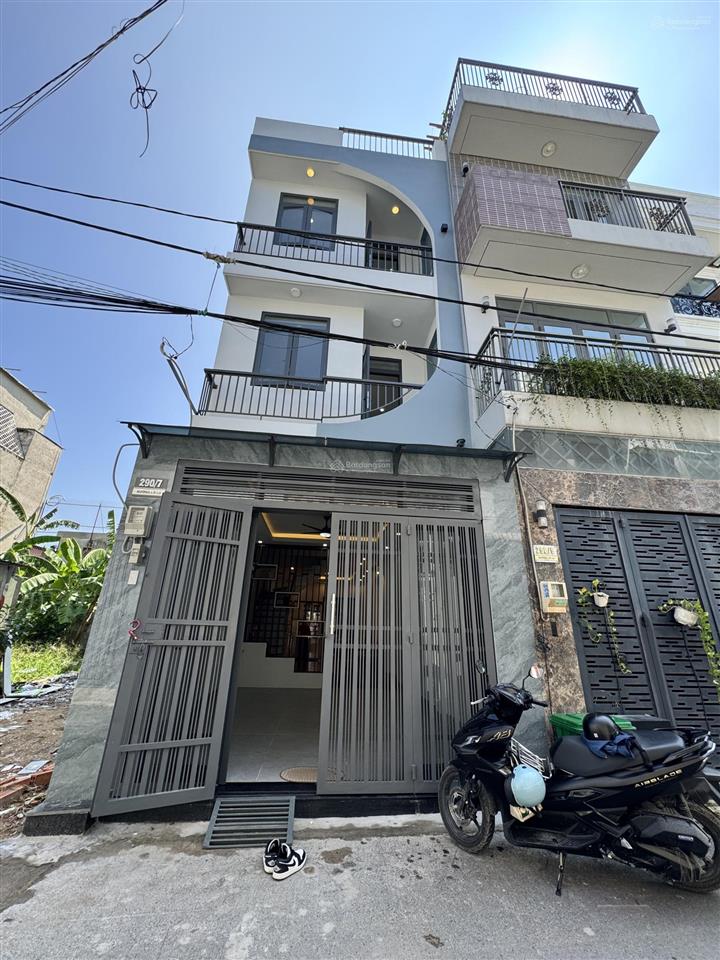 Bán gấp căn nhà mới xây. 1 trệt 2 lầu 1 tum sân thượng trước và sau. ngay ngã 3 lò lu, nguyễn xiển