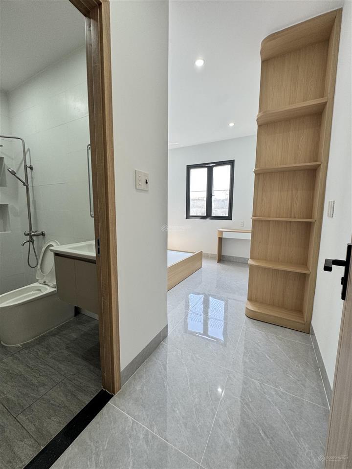 Bán gấp căn nhà mới xây. 1 trệt 2 lầu 1 tum sân thượng trước và sau. ngay ngã 3 lò lu, nguyễn xiển