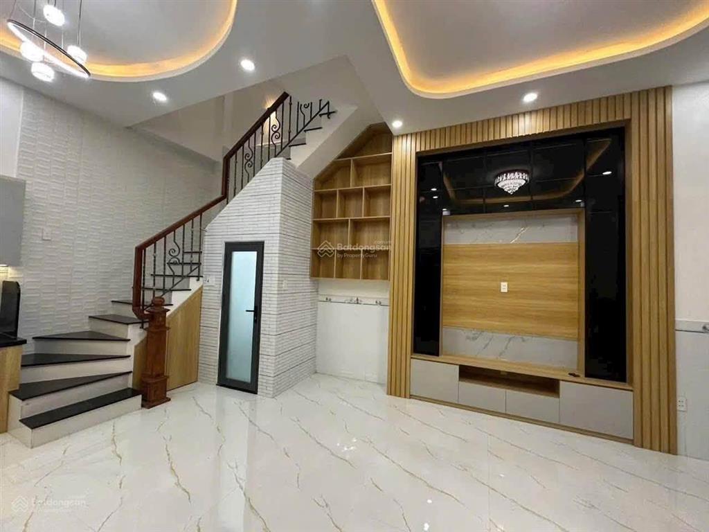 Ngang 7,8 x 9m nhà xây mới 2 lầu st đúc 5pn sổ hồng vị trí đẹp sau lưng mt