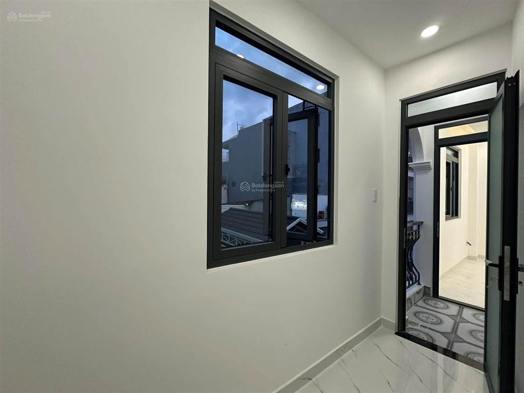 Ngang 7,8 x 9m nhà xây mới 2 lầu st đúc 5pn sổ hồng vị trí đẹp sau lưng mt