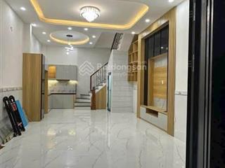 Ngang 7,8 x 9m nhà xây mới 2 lầu st đúc 5pn sổ hồng vị trí đẹp sau lưng mt