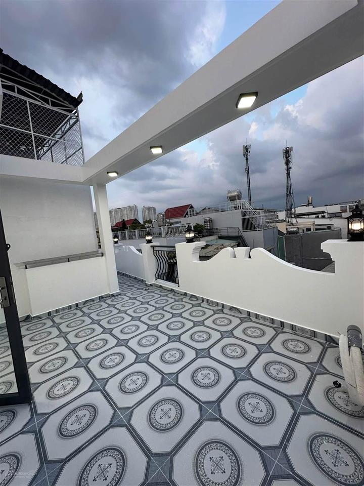Ngang 7,8 x 9m nhà xây mới 2 lầu st đúc 5pn sổ hồng vị trí đẹp sau lưng mt