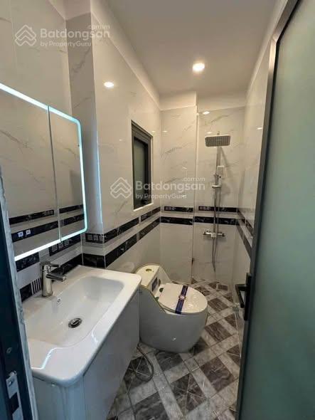 Ngang 7,8 x 9m nhà xây mới 2 lầu st đúc 5pn sổ hồng vị trí đẹp sau lưng mt