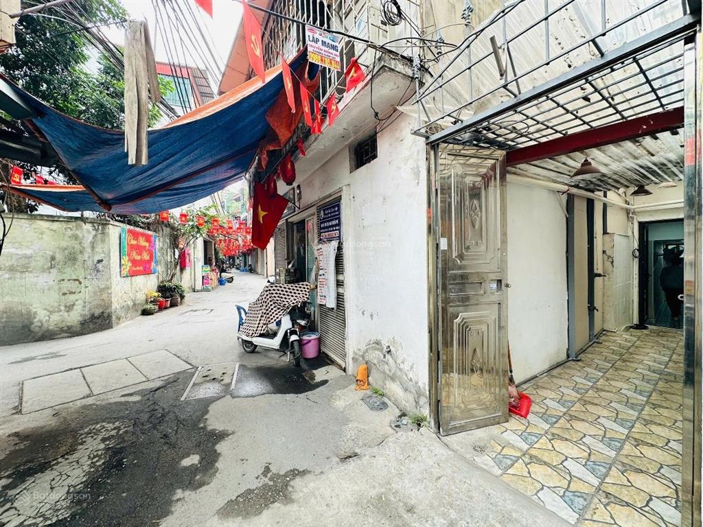 Chính chủ bán nhà tập thể tầng 1 vĩnh hồ là. trước nhà ô tô, kinh doanh , sổ đỏ đầy đủ, giá 2.8 tỷ