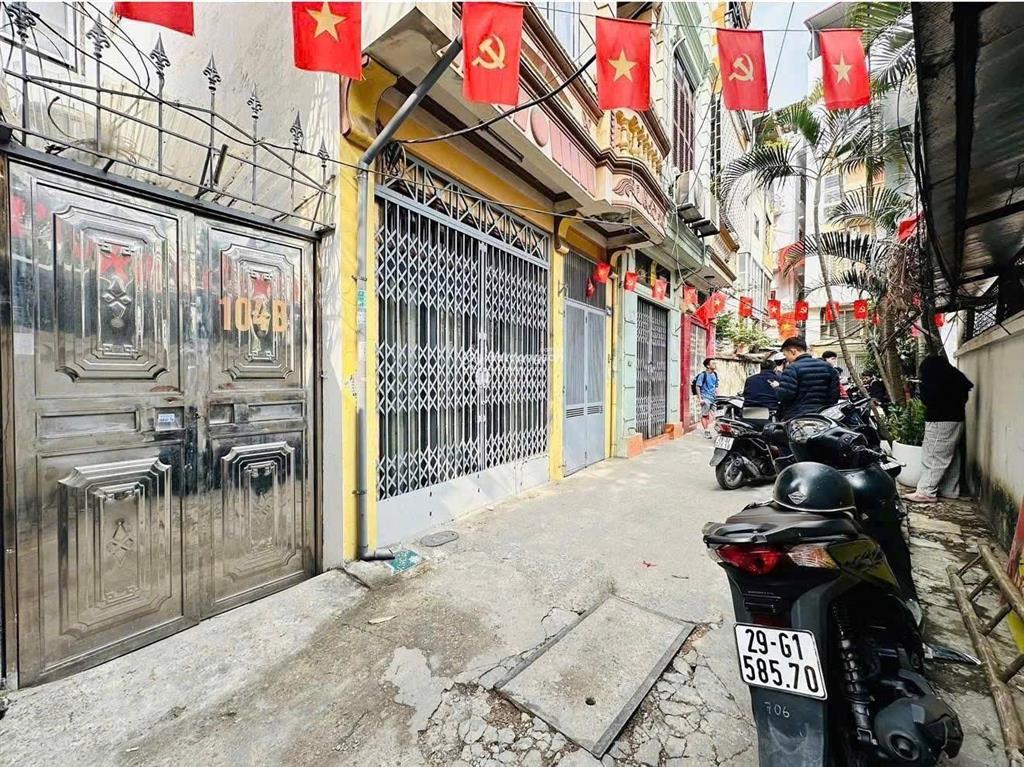 Chính chủ bán nhà tập thể tầng 1 thái thịnh. trước nhà ô tô, kinh doanh, sổ đỏ đầy đủ, giá 2.8 tỷ