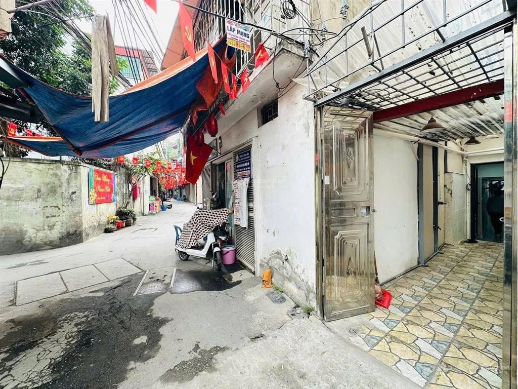 Chính chủ bán nhà tập thể tầng 1 thái thịnh. trước nhà ô tô, kinh doanh, sổ đỏ đầy đủ, giá 2.8 tỷ