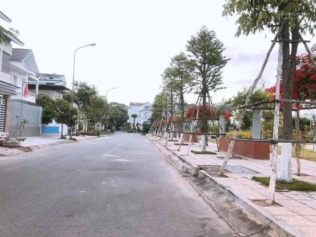 Nền 200m2  mặt tiền đối diện công viên