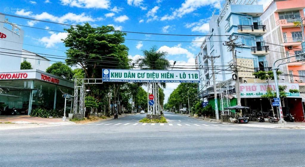 Cặp nền mặt tiền lộ 30m  kdc diệu hiền