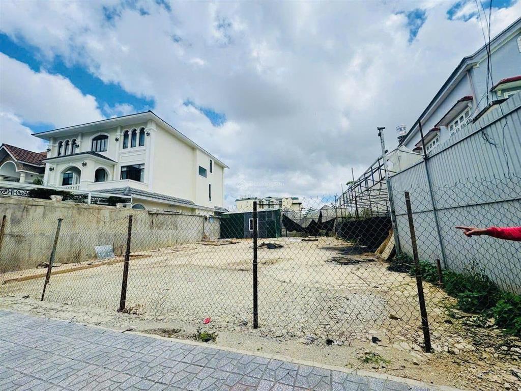 Đất xây khách sạn mặt tiền đường nguyên tử lực, 300m2 full xây dựng, view đẹp, gần hồ xuân hương