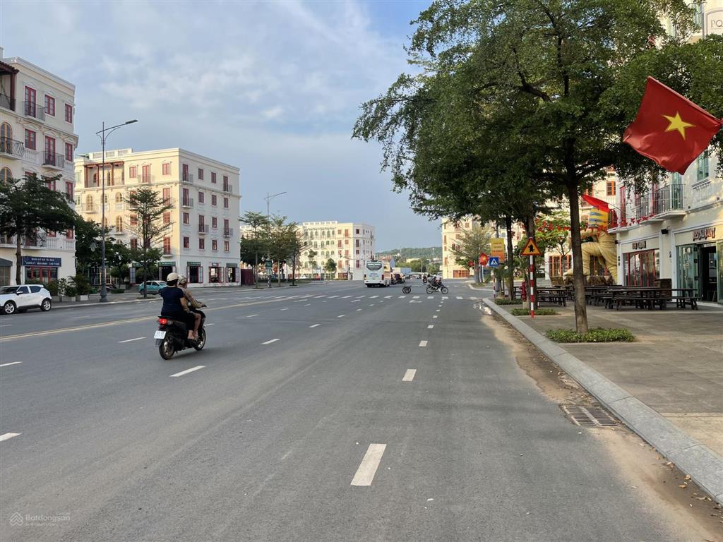 Bán căn nhà 5 tầng trục chính đại lộ an thới kđt sun 35ha phú quốc