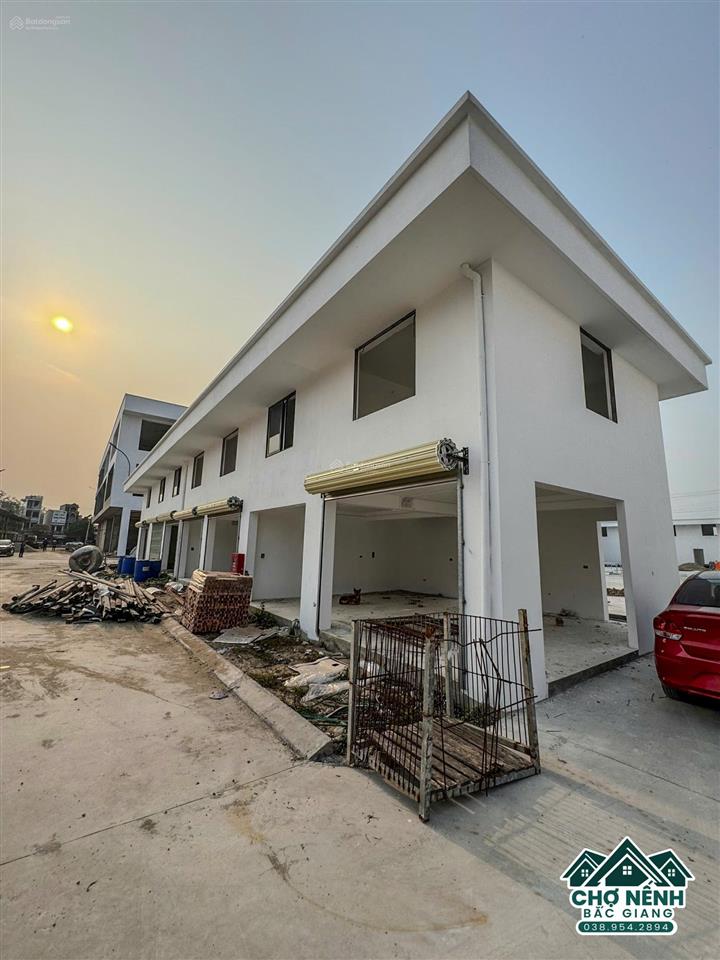 Cho thuê nhiều diện tích trung tâm thương mại chợ nếnh 30m2 50m2 100m2 .... sầm uất cạnh kcn