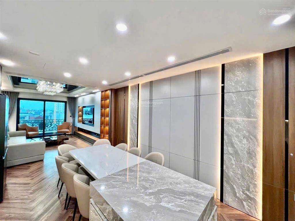 Vỡ bank bán gắp nhà mặt phố nguyễn văn cừ 65m x 7 tằng thang máy, kinh doanh 80 triệu/th 32.9 ty