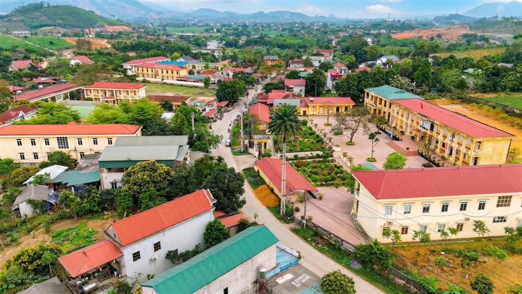 (chính chủ) bán đất 93m2 gần trường chợ, đường thông, lô góc, cách hoà lạc 45p, giá 6xx triệu