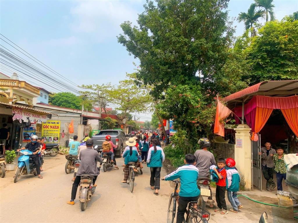 (chính chủ) bán đất 93m2 gần trường chợ, đường thông, lô góc, cách hoà lạc 45p, giá 6xx triệu