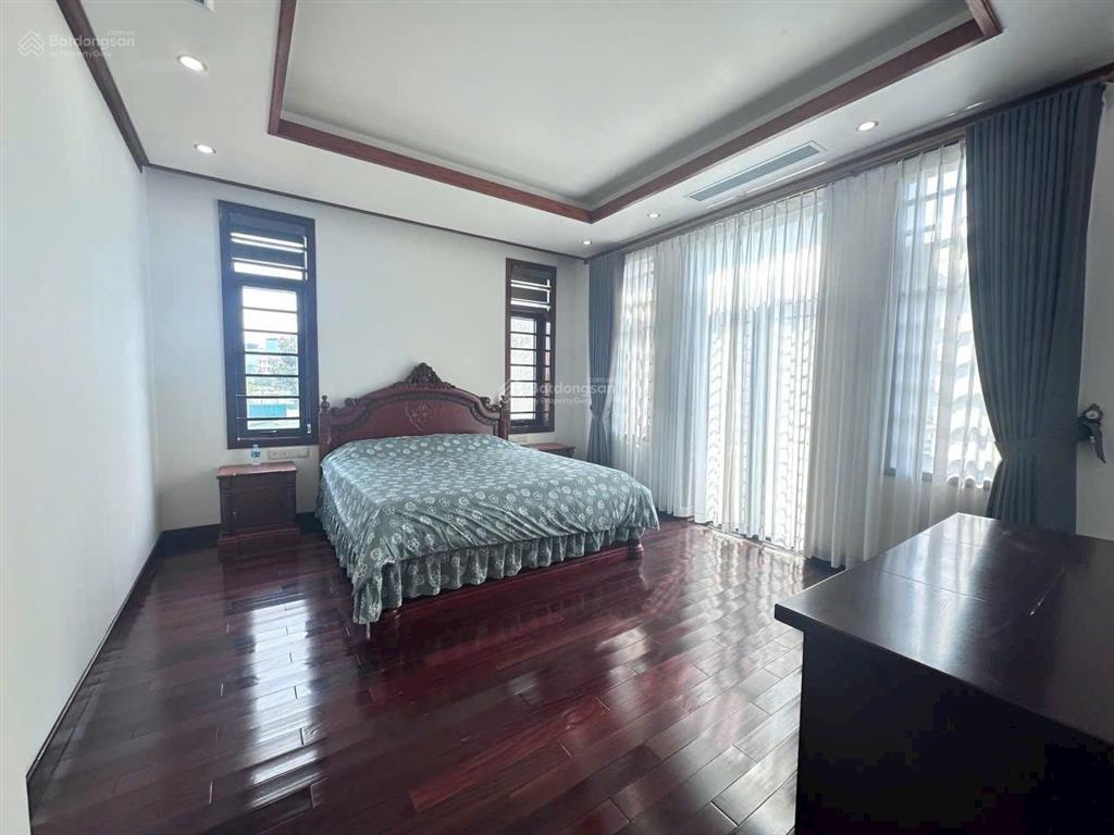 Bán biệt thự trung tâm bãi cháy