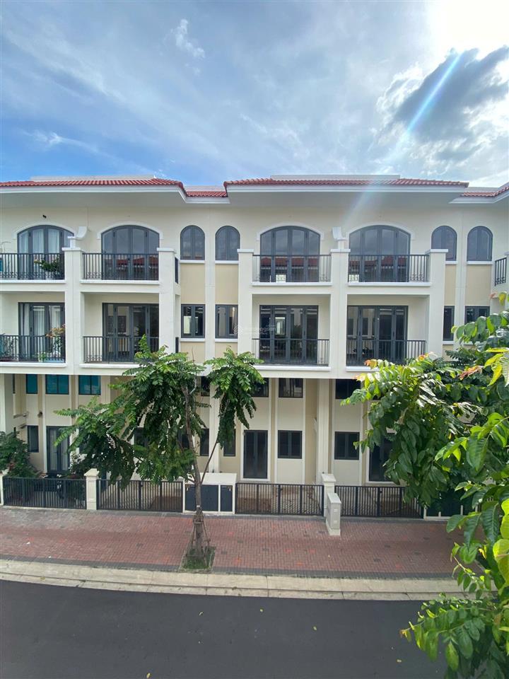 Cho thuê shophouse senturia nam sài gòn bàn giao thô 180m2 sử dụng