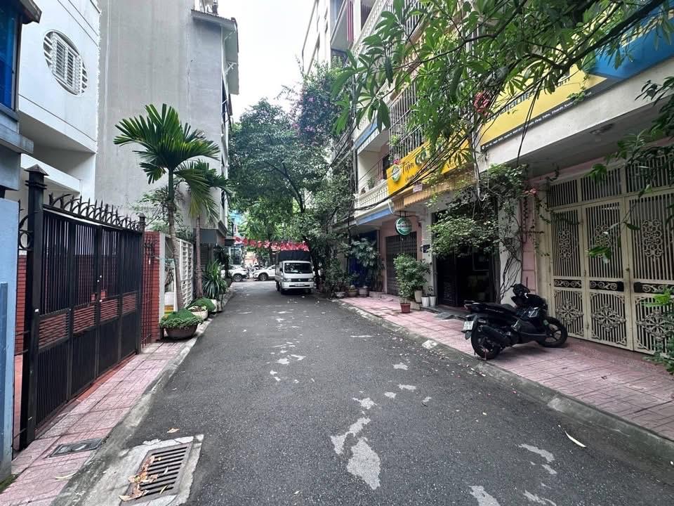 VỊ TRÍ ĐẸP - VÀI BƯỚC RA PHỐ- 2 THOÁNG- NGÕ Ô TÔ- MẶT TIỀN 5M PHỐ TRUNG KÍNH. 