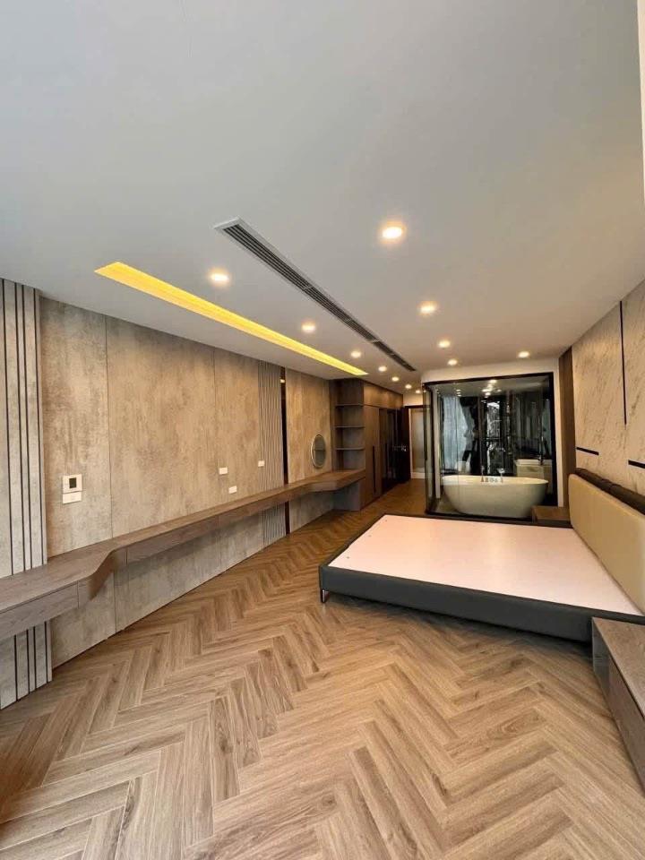 TRUNG KÍNH- NHÀ MỚI TINH- XÁCH VALI VỀ Ở NGAY- 7 NGỦ- THANG MÁY- GARA Ô TÔ- 60M RA PHỐ. 