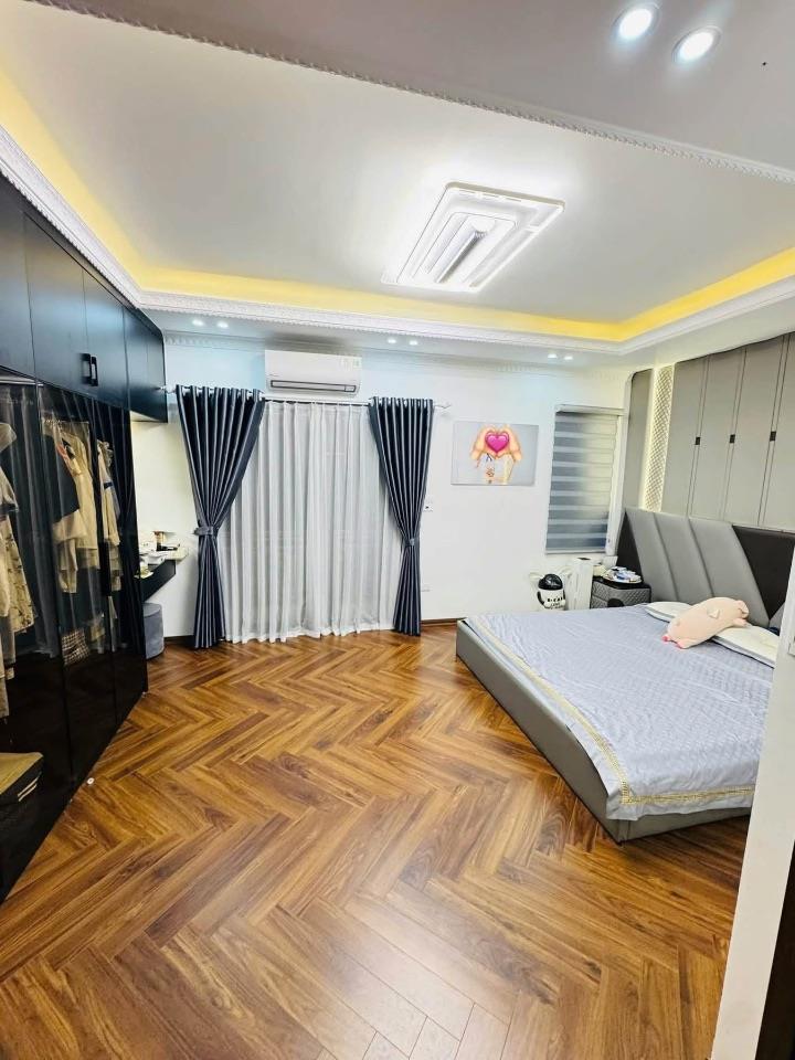 30M RA PHỐ TRUNG KÍNH- 26 TỶ- DT 71M- 6 NGỦ- NGÕ THÔNG SẠCH SẼ- Ở LÂU DÀI. 