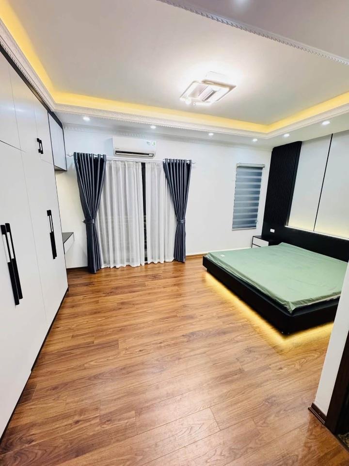 30M RA PHỐ TRUNG KÍNH- 26 TỶ- DT 71M- 6 NGỦ- NGÕ THÔNG SẠCH SẼ- Ở LÂU DÀI. 
