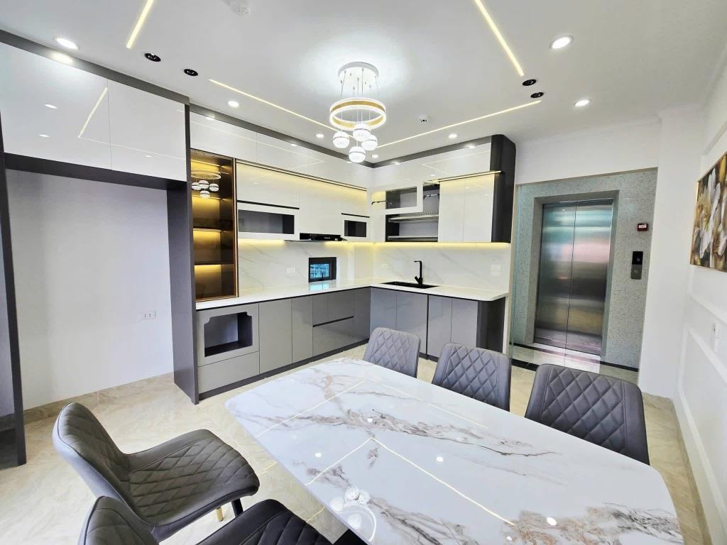 20M RA PHỐ TRẦN DUY HƯNG- NGÕ THÔNG SẠCH SẼ- 52M- 7 NGỦ- THANG MÁY- Ở NGAY.