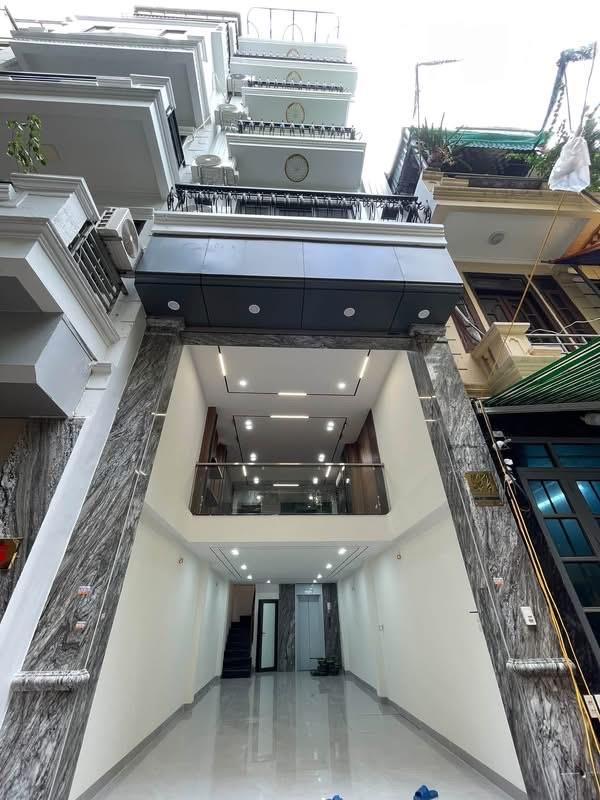 TRUNG KÍNH- 16 TỶ- NHÀ MỚI- 47M- 7 NGỦ- THANG MÁY- 50M RA PHỐ- GIA ĐÌNH Ở RẤT HỢP. 