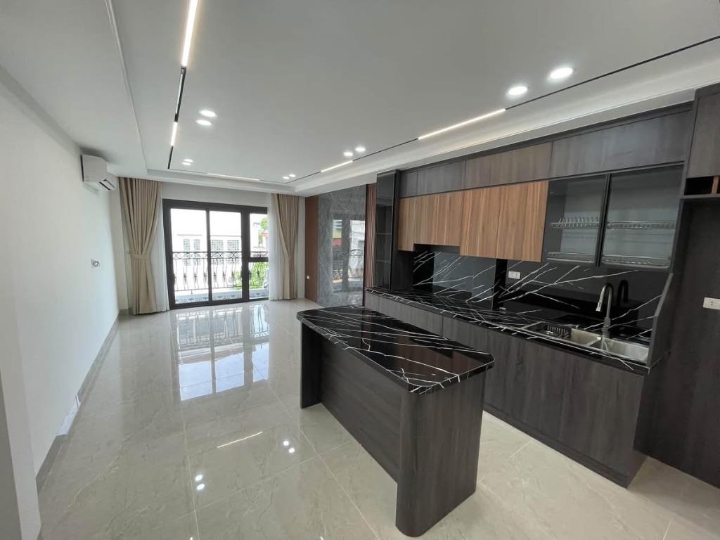 TRUNG KÍNH- 16 TỶ- NHÀ MỚI- 47M- 7 NGỦ- THANG MÁY- 50M RA PHỐ- GIA ĐÌNH Ở RẤT HỢP. 
