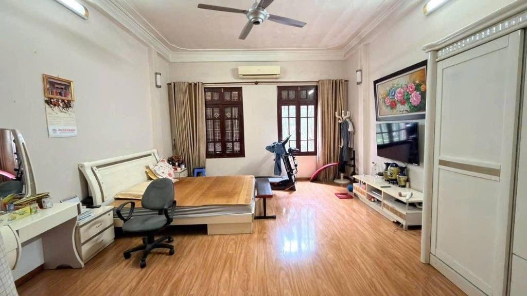 50M RA PHỐ TRUNG KÍNH- DT 63M- MT 6M- THOÁNG TRƯỚC SAU- GIA ĐÌNH Ở RẤT HỢP. 
