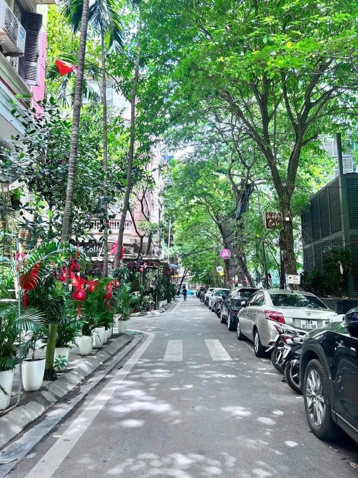 TRUNG KÍNH- PHÂN LÔ- Ô TÔ TRÁNH-  VỈA HÈ-  6 TẦNG-  8 PHÒNG- VỪA Ở VỪA KINH DOANH
