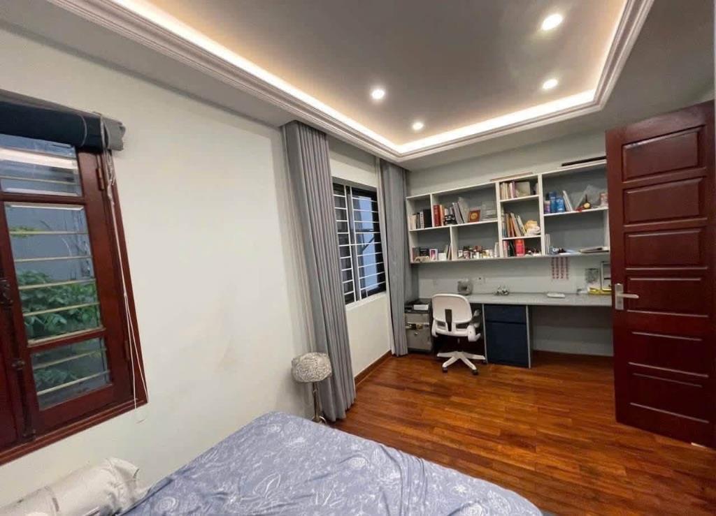 TRUNG KÍNH- DT 74M- 7 NGỦ- 60M RA PHỐ- YÊN TĨNH- GIA ĐÌNH SỐNG THOẢI MÁI- 21,5 TỶ. 
