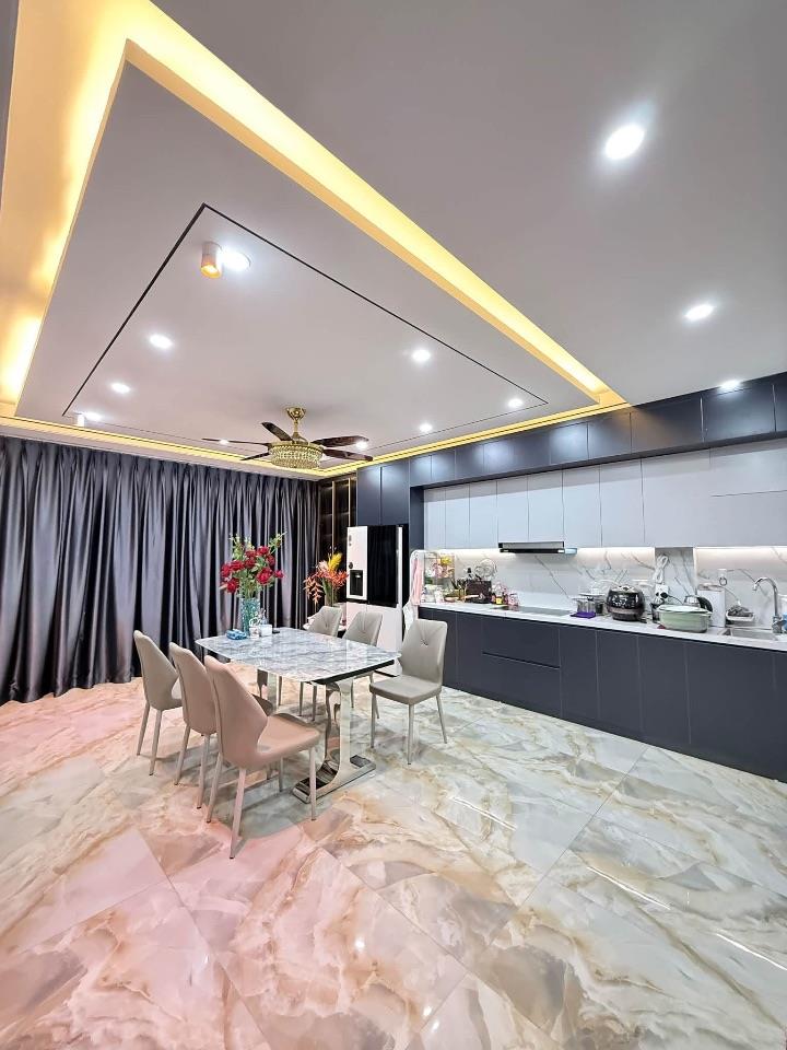 PHÂN LÔ TRUNG KÍNH- DT 50M- MT 5M- 7 NGỦ- Ô TÔ ĐỖ CỬA- THOÁNG TRƯỚC SAU- KHU HIẾM NHÀ BÁN. 