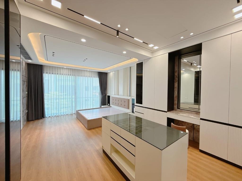 PHÂN LÔ TRUNG KÍNH- DT 50M- MT 5M- 7 NGỦ- Ô TÔ ĐỖ CỬA- THOÁNG TRƯỚC SAU- KHU HIẾM NHÀ BÁN. 